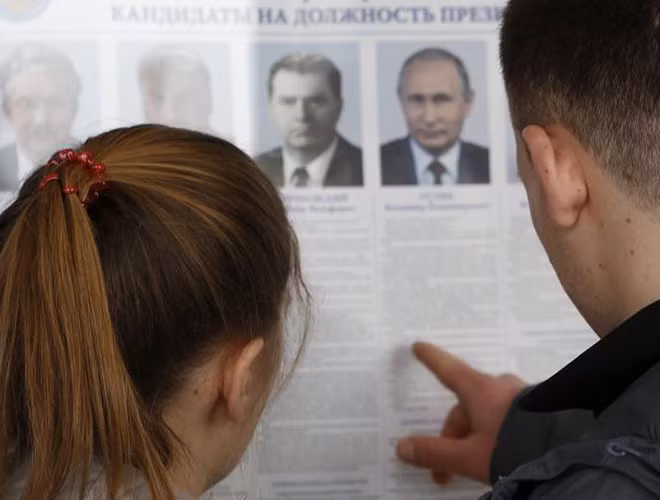 Cử tri xem xét thông tin các ứng cử viên tại Stavropol. Thông tin của ông Putin luôn là phần "nóng" nhất, được quan tâm nhiều nhất