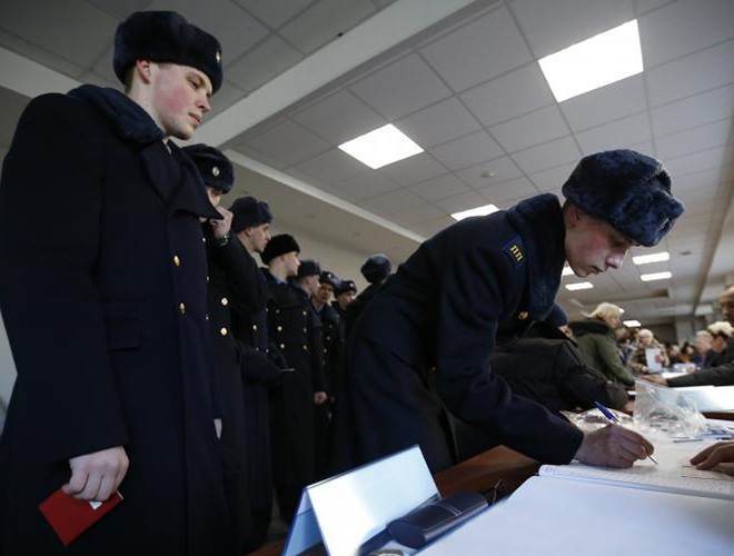 Các thành viên trong lực lượng quân sự Nga tham gia bỏ phiếu để chọn ra người đứng đầu Điện Kremlin