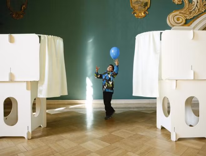 Em bé chơi đùa với trái bóng gần điểm bỏ phiếu ở thủ đô Moscow