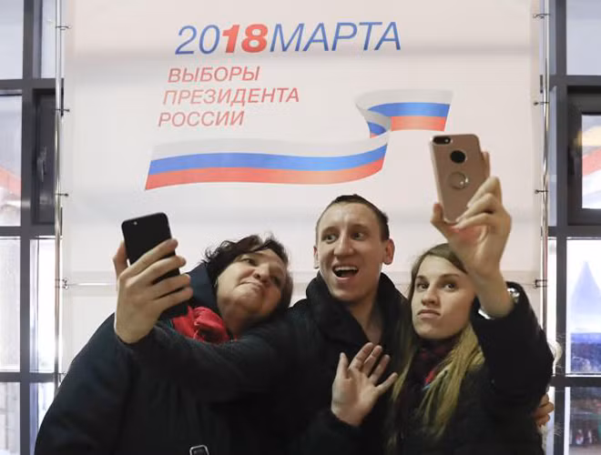 Cử tri tưng bừng... selfie tại một điểm bỏ phiếu chọn Tổng thống Nga ở Moscow