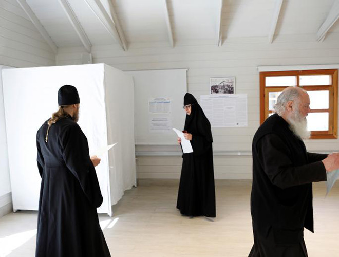 Những cử tri Nga đặc biệt là các giáo sĩ và nữ tu bỏ phiếu tại Jerusalem