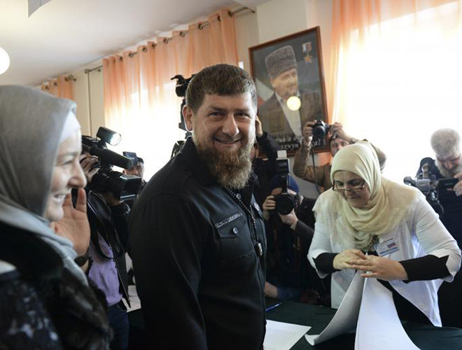 Lãnh đạo Cộng hòa Chechnya Ramzan Kadyrov - một đồng minh thân cận của ông Putin - đi bỏ phiếu tại Tsentoroy