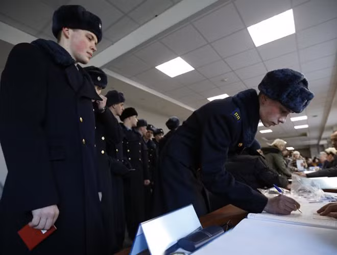 Các thành viên trong lực lượng quân sự Nga tham gia bỏ phiếu để chọn ra người đứng đầu Điện Kremlin