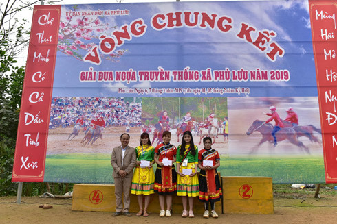 Không chỉ có nam giới cưỡi ngựa giỏi, các nữ giới ở đây cũng phi ngựa nước đại trong điều kiện thời tiết trời lất phất mưa, đường đua trơn và giành giải, khiến khán giả trầm trồ ngưỡng mộ Không chỉ có nam giới cưỡi ngựa giỏi, các nữ giới ở đây cũng phi ngựa nước đại trong điều kiện thời tiết trời lất phất mưa, đường đua trơn và giành giải, khiến khán giả trầm trồ ngưỡng mộ