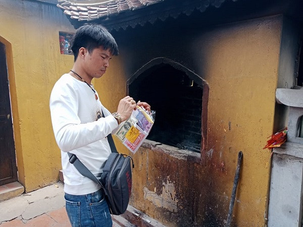 Một số người đi chùa chỉ đốt một ít vàng mã