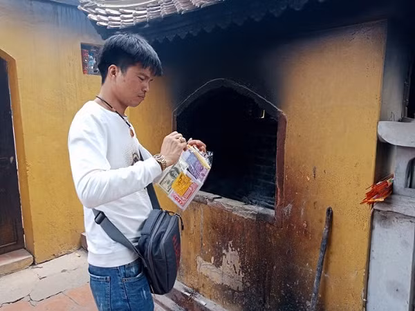 Một số người đi chùa chỉ đốt một ít vàng mã