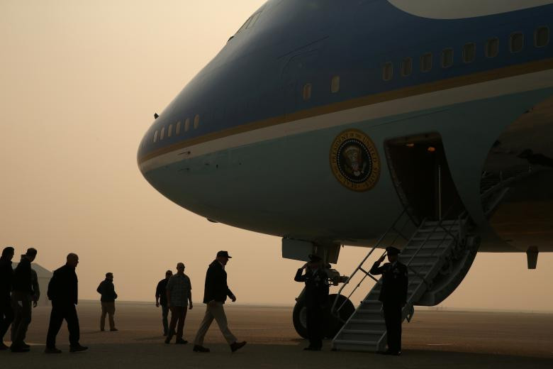 Tổng thống Trump lên chuyên cơ Air Force One để rời khởi California khi khói bụi vẫn đang mù mịt khắp bầu trời Tổng thống Trump lên chuyên cơ Air Force One để rời khởi California khi khói bụi vẫn đang mù mịt khắp bầu trời