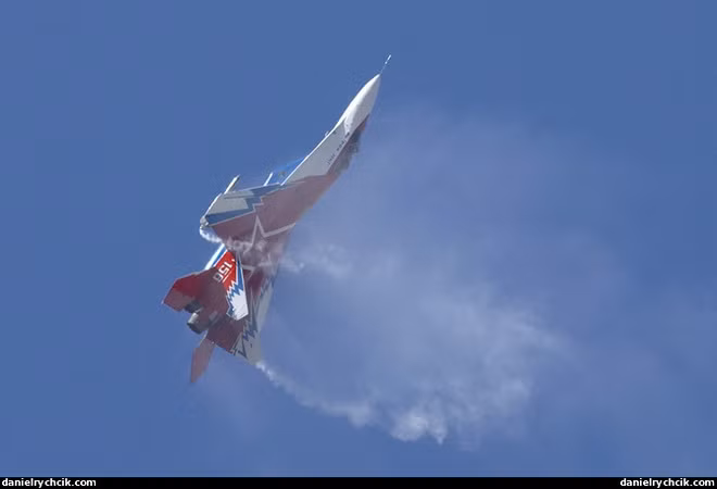 Tiêm kích MiG-29OVT biểu diễn động tác nhào lộn “Rắn hổ mang”