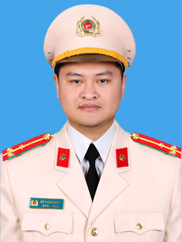 9. Người đứng sau những phương án tuần tra đêm hiệu quả Thượng úy Đỗ Xuân Khánh, Phó Đại đội trưởng Đại đội 2, Tiểu đoàn Cảnh sát Đặc nhiệm là người góp phần thành công đằng sau những phương án chống đua xe trong các dịp bóng đá nước nhà giành chiến thắng vang dội, hay các dịp lễ Tết, cao điểm phòng chống tội phạm... “Để thực hiện tốt công tác tham mưu, giúp việc Ban Chỉ huy Trung đoàn, tôi và đồng đội đã trực tiếp đi khảo sát địa bàn trên nhiều tuyến đường, tuyến phố có hiện tượng các thanh thiếu niên tụ tập phóng nhanh, lạng lách. Từ đó, tôi đánh giá mức độ phức tạp, đề xuất các giải pháp, phương án đảm bảo an ninh trật tự”, Thượng úy Đỗ Xuân Khánh chia sẻ 9. Người đứng sau những phương án tuần tra đêm hiệu quả Thượng úy Đỗ Xuân Khánh, Phó Đại đội trưởng Đại đội 2, Tiểu đoàn Cảnh sát Đặc nhiệm là người góp phần thành công đằng sau những phương án chống đua xe trong các dịp bóng đá nước nhà giành chiến thắng vang dội, hay các dịp lễ Tết, cao điểm phòng chống tội phạm... “Để thực hiện tốt công tác tham mưu, giúp việc Ban Chỉ huy Trung đoàn, tôi và đồng đội đã trực tiếp đi khảo sát địa bàn trên nhiều tuyến đường, tuyến phố có hiện tượng các thanh thiếu niên tụ tập phóng nhanh, lạng lách. Từ đó, tôi đánh giá mức độ phức tạp, đề xuất các giải pháp, phương án đảm bảo an ninh trật tự”, Thượng úy Đỗ Xuân Khánh chia sẻ