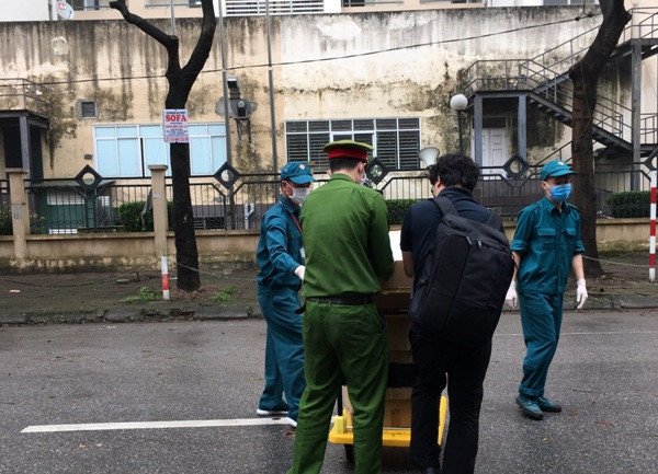 CAP Hoàng Liệt hỗ trợ người nước ngoài kéo xe đồ đạc cá nhân ra khỏi tòa nhà cách ly