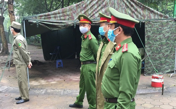 Ở các vòng ngoài bảo vệ, lực lượng Công an vẫn tập trung các chốt thực hiện nghiêm phương án đảm bảo ANTT, phòng, chống dịch bệnh