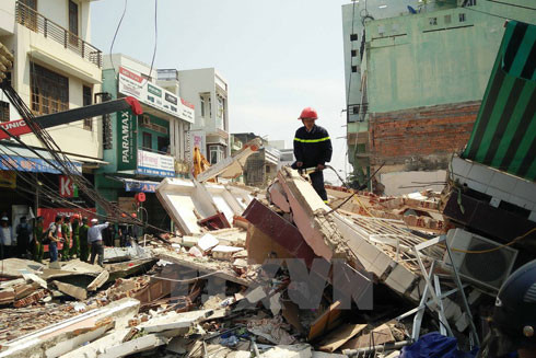Theo thông tin ban đầu, do thợ xây của ngôi nhà bên cạnh đang đi ăn sáng, lúc xảy ra tai nạn chỉ có 1 người bị thương Theo thông tin ban đầu, do thợ xây của ngôi nhà bên cạnh đang đi ăn sáng, lúc xảy ra tai nạn chỉ có 1 người bị thương