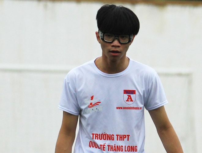 Kiểu tóc trông như đội một chiếc mũ nồi rộng, cộng với cặp kính khiến cho chàng cầu thủ đến từ trường THPT Quốc tế Thăng Long này luôn nổi bật trên sân. Kiểu tóc trông như đội một chiếc mũ nồi rộng, cộng với cặp kính khiến cho chàng cầu thủ đến từ trường THPT Quốc tế Thăng Long này luôn nổi bật trên sân.