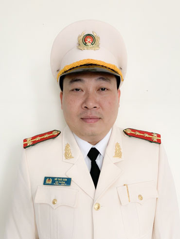 8. “Chỉ huy thép” luôn xả thân vì công việc Đại úy Vũ Thái Sơn (SN 1984), hiện giữ chức vụ Đội trưởng Đội Cảnh sát kinh tế, CAQ Hai Bà Trưng được biết đến là người “chỉ huy thép” bởi sự quyết đoán và không ngại xả thân trong các vụ án. Không đối tượng nào để “lọt lưới” và trong bất cứ tình huống nào, Đại úy Vũ Thái Sơn luôn nêu cao tinh thần trách nhiệm, hoàn thành xuất sắc nhiệm vụ được giao. Trong những chiến công có sự góp sức của Đại úy Vũ Thái Sơn, không thể không kể đến chuyên án mang bí số 566V, triệt xóa đường dây mua bán trái phép hóa đơn thuế giá trị gia tăng trên địa bàn phường Quỳnh Lôi, quận Hai Bà Trưng. Việc điều tra, làm rõ đường dây tội phạm hoạt động với doanh số các đối tượng bán ra là 75 tỷ đồng đã góp phần làm ổn định, tạo môi trường kinh doanh lành mạnh, răn đe các đối tượng bên ngoài xã hội… 8. “Chỉ huy thép” luôn xả thân vì công việc Đại úy Vũ Thái Sơn (SN 1984), hiện giữ chức vụ Đội trưởng Đội Cảnh sát kinh tế, CAQ Hai Bà Trưng được biết đến là người “chỉ huy thép” bởi sự quyết đoán và không ngại xả thân trong các vụ án. Không đối tượng nào để “lọt lưới” và trong bất cứ tình huống nào, Đại úy Vũ Thái Sơn luôn nêu cao tinh thần trách nhiệm, hoàn thành xuất sắc nhiệm vụ được giao. Trong những chiến công có sự góp sức của Đại úy Vũ Thái Sơn, không thể không kể đến chuyên án mang bí số 566V, triệt xóa đường dây mua bán trái phép hóa đơn thuế giá trị gia tăng trên địa bàn phường Quỳnh Lôi, quận Hai Bà Trưng. Việc điều tra, làm rõ đường dây tội phạm hoạt động với doanh số các đối tượng bán ra là 75 tỷ đồng đã góp phần làm ổn định, tạo môi trường kinh doanh lành mạnh, răn đe các đối tượng bên ngoài xã hội…