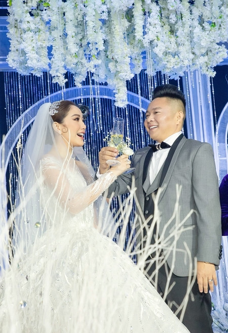 Chú rể Phan Lĩnh chỉ nói được rằng: "Tôi hơi run nhưng xúc động và vô cùng hạnh phúc"