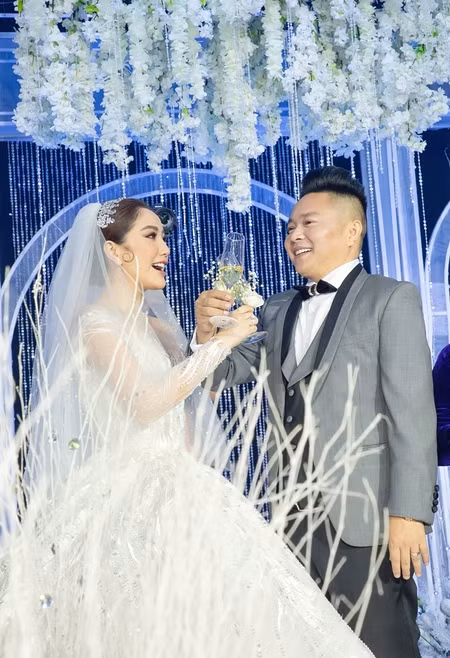 Chú rể Phan Lĩnh chỉ nói được rằng: "Tôi hơi run nhưng xúc động và vô cùng hạnh phúc"