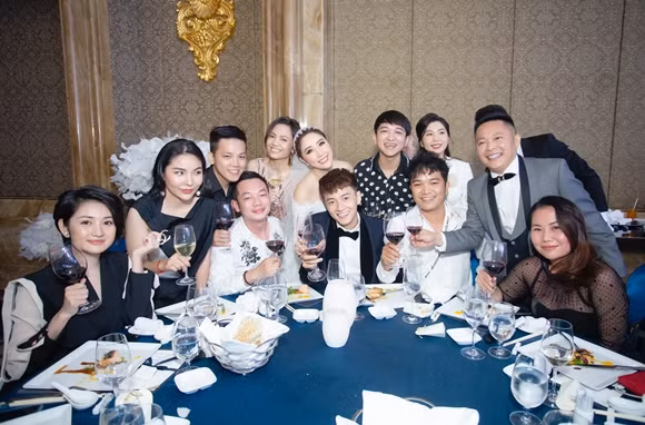 Bảo Thy mời khoảng 500 khách mời, chỉ mời vài nghệ sĩ như: Quang Vinh, Thuý Ngân, Mia, Lan Khuê, Ngô Kiến Huy