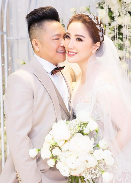 Bảo Thy cùng chồng trong tiệc cưới diễn ra vào tối 16-11-2019