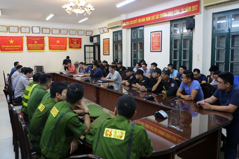 Trước 23h mỗi ngày, lực lượng trinh sát đặc biệt của 6 tổ công tác có mặt tại Phòng Cảnh sát Hình sự, CATP Hà Nội để tiến hành giao ban phân công nhiệm vụ cũng như địa bàn tuần tra.