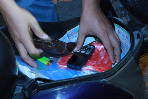 Từng chi tiết nhỏ nhất trong cốp xe cũng được các trinh sát kiểm tra.