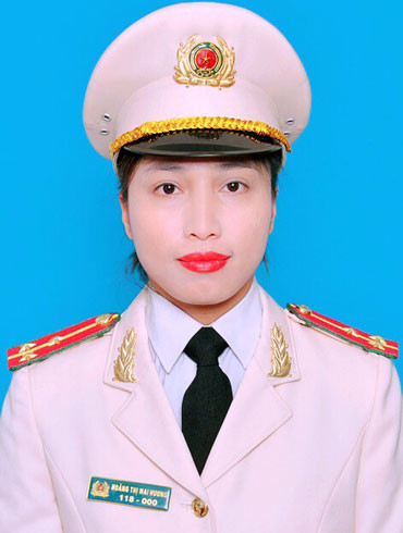 1. Nữ trinh sát cống hiến hết mình để dân tin yêu Về công tác tại CAH Đông Anh từ năm 2010, Thượng úy Hoàng Thị Mai Hương (SN 1990), cán bộ Đội An ninh, CAH Đông Anh là nữ trinh sát duy nhất của tổ xã hội. Thượng úy Hoàng Thị Mai Hương đã tham mưu cho Ban chỉ huy CAH các biện pháp đảm bảo an ninh tại khu vực trụ sở Huyện ủy, UBND huyện, các biện pháp nắm tình hình, giải quyết “điểm nóng” an ninh nông thôn, khiếu kiện... Chia sẻ về mình, Thượng úy Hoàng Thị Mai Hương nói: “Để có thể khiến dân tin, dân yêu với tôi chỉ đơn giản là cứ làm việc hết mình đi rồi tình yêu sẽ đến”. 1. Nữ trinh sát cống hiến hết mình để dân tin yêu Về công tác tại CAH Đông Anh từ năm 2010, Thượng úy Hoàng Thị Mai Hương (SN 1990), cán bộ Đội An ninh, CAH Đông Anh là nữ trinh sát duy nhất của tổ xã hội. Thượng úy Hoàng Thị Mai Hương đã tham mưu cho Ban chỉ huy CAH các biện pháp đảm bảo an ninh tại khu vực trụ sở Huyện ủy, UBND huyện, các biện pháp nắm tình hình, giải quyết “điểm nóng” an ninh nông thôn, khiếu kiện... Chia sẻ về mình, Thượng úy Hoàng Thị Mai Hương nói: “Để có thể khiến dân tin, dân yêu với tôi chỉ đơn giản là cứ làm việc hết mình đi rồi tình yêu sẽ đến”.