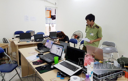 Gần chục chiếc máy tính sử dụng vào công việc bán hàng online