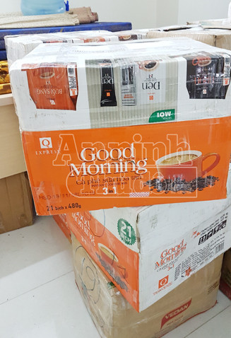 Để che mắt cơ quan chức năng, các loại sữa tắm trắng được ngụy trang trong các thùng đựng cà phê, bánh kẹo đã qua sử dụng
