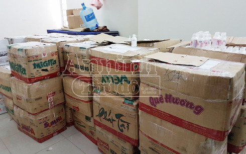 Một số lượng lớn hàng hóa được đóng thùng sẵn chờ chuyển cho khách hàng