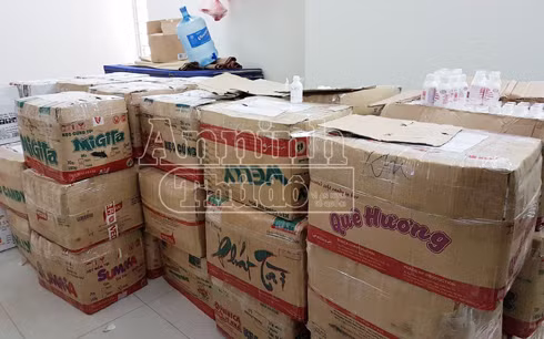 Một số lượng lớn hàng hóa được đóng thùng sẵn chờ chuyển cho khách hàng