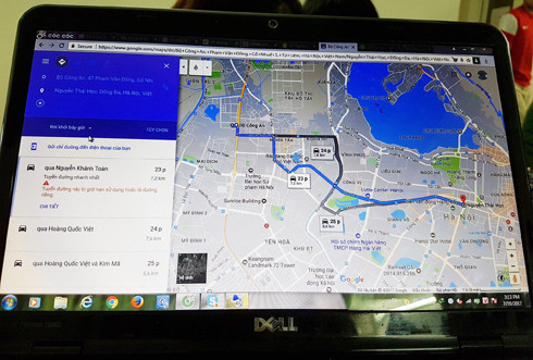Một chiếc máy tính hiện sẵn bản đồ chỉ đường để nhân viên giao hàng cho khách