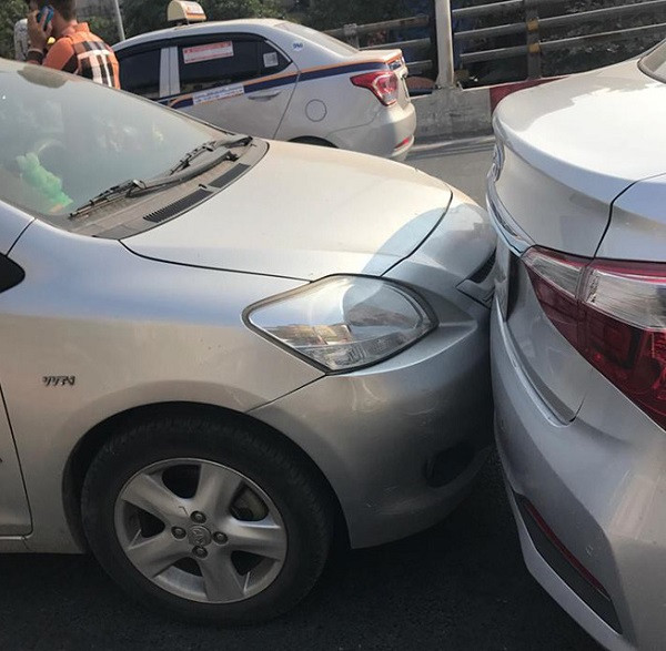 Cả 4 phương tiện đều bị hư hỏng nhẹ phần đầu và đuôi xe