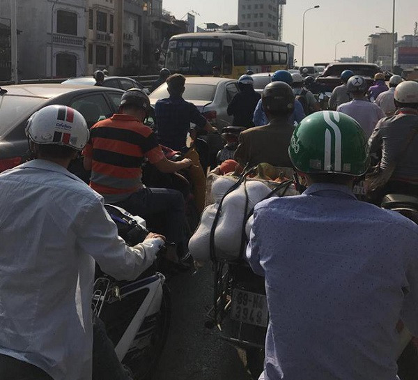 Sau cú tông liên hoàn, các tài xế đã xảy ra to tiếng cãi lộn ngay giữa trời nắng