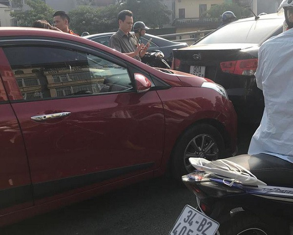 Cận cảnh vụ 4 chiếc xe ôtô va chạm trên đường Trần Khát Chân ảnh 6