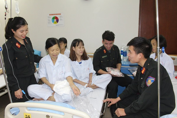 Niềm vui khó diễn tả đối với những người phụ nữ ở đây. Chưa bao giờ họ được quan tâm, yêu thương đến như thế từ những người khoác trên mình tấm "áo xanh"