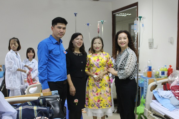 Chị Nông Thị Gấm (mặc áo dài), cho biết chị nằm viện từ năm 5 tuổi, năm nay đã 37tuổi. Chị cũng lý giải lý do món quà áo dài khiến các chị em bệnh nhân thích thú bởi đơn giản những người phụ nữ dù mang bệnh nhưng luôn khát khao cái đẹp.