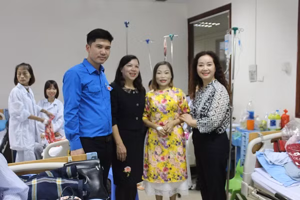 Chị Nông Thị Gấm (mặc áo dài), cho biết chị nằm viện từ năm 5 tuổi, năm nay đã 37tuổi. Chị cũng lý giải lý do món quà áo dài khiến các chị em bệnh nhân thích thú bởi đơn giản những người phụ nữ dù mang bệnh nhưng luôn khát khao cái đẹp.