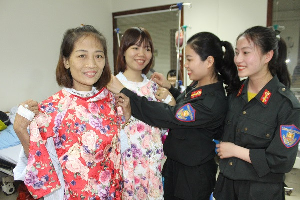 Những chiếc áo dài là niềm mơ ước, mong mỏi của nhiều bệnh nhân nữ ở đây. Bởi với họ, có những người mới 37 tuổi nhưng đã nằm viện 32 năm, cả tuổi thanh xuân trên giường bệnh, họ chưa một lần được khoác lên mình bộ áo dài tôn vinh vẻ đẹp của người phụ nữ Việt Nam.