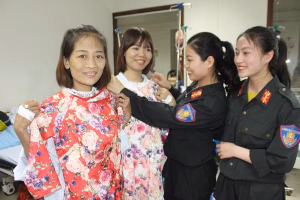 Những chiếc áo dài là niềm mơ ước, mong mỏi của nhiều bệnh nhân nữ ở đây. Bởi với họ, có những người mới 37 tuổi nhưng đã nằm viện 32 năm, cả tuổi thanh xuân trên giường bệnh, họ chưa một lần được khoác lên mình bộ áo dài tôn vinh vẻ đẹp của người phụ nữ Việt Nam.