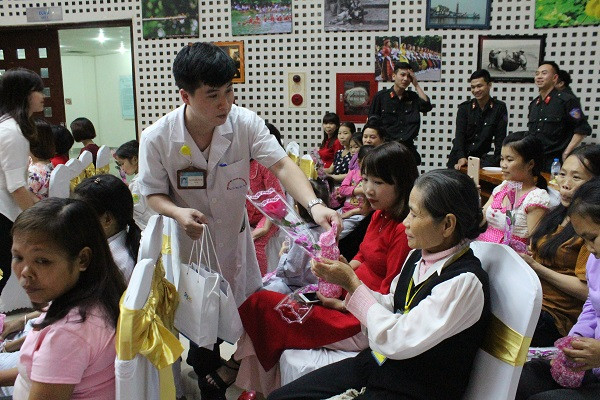 Bác sỹ trẻ tặng quà cho các nữ bệnh nhân