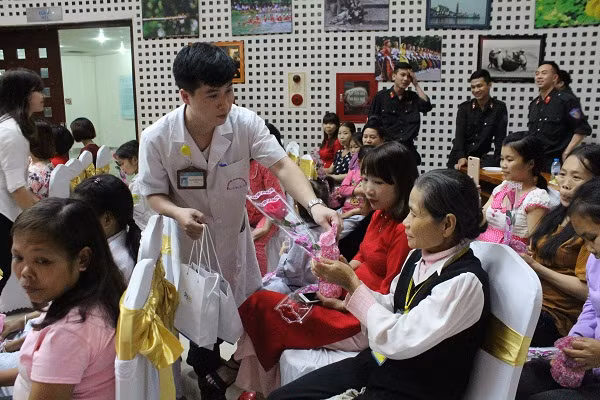 Bác sỹ trẻ tặng quà cho các nữ bệnh nhân