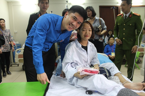 150 món quà là những chiếc áo dài, hoa và tặng phẩm đã được các chiến sỹ trao tận tay cho các bệnh nhân trên giường bệnh bằng tất cả sự trân quý, yêu thương.