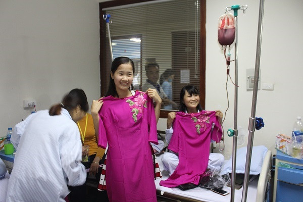 Chia sẻ với chúng tôi, chị Hà Thị Hằng (SN 1988, quê Thanh Hóa) không giấu nổi sự xúc động, chị cho biết mới nhập viện sáng nay. Thật sự chưa quen mới môi trường bệnh viện và cảm thấy buồn nhưng khi nhìn thấy các chiến sỹ CATP Hà Nội đến tặng quà, chị rất vui, cảm thấy như được tiếp thêm sức mạnh, động viên để cố gắng chiến đấu với bệnh tật.