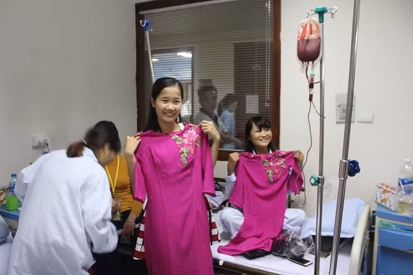 Chia sẻ với chúng tôi, chị Hà Thị Hằng (SN 1988, quê Thanh Hóa) không giấu nổi sự xúc động, chị cho biết mới nhập viện sáng nay. Thật sự chưa quen mới môi trường bệnh viện và cảm thấy buồn nhưng khi nhìn thấy các chiến sỹ CATP Hà Nội đến tặng quà, chị rất vui, cảm thấy như được tiếp thêm sức mạnh, động viên để cố gắng chiến đấu với bệnh tật.