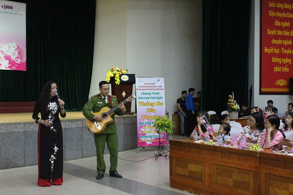 Cùng với những món quà vật chất, món quà tinh thần là những lời ca tiếng hát đã được gửi tới các chị, các mẹ ở đây