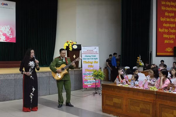 Cùng với những món quà vật chất, món quà tinh thần là những lời ca tiếng hát đã được gửi tới các chị, các mẹ ở đây