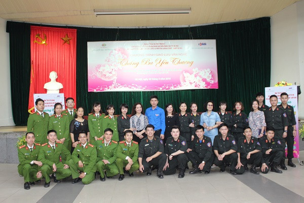 Kết thúc buổi giao lưu ấm áp nghĩa tình, đại diện các đơn vị đã chụp ảnh lưu niệm.