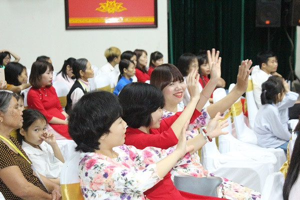 Niềm vui, nụ cười hiện trên khuôn mặt các nữ bệnh nhân giúp xua đi nỗi đau bệnh tật vẫn dai dẳng hành hạ họ hàng ngày