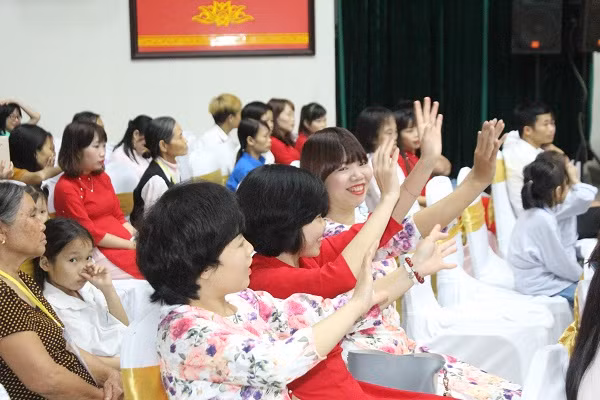 Niềm vui, nụ cười hiện trên khuôn mặt các nữ bệnh nhân giúp xua đi nỗi đau bệnh tật vẫn dai dẳng hành hạ họ hàng ngày