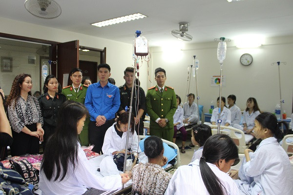 Nhiều nữ bệnh nhân đang điều trị tại Khoa Thalassemia (tan máu bẩm sinh) Viện Huyết học Truyền máu Trung ươngđã nhận được lời chúc mừng sớm và món quà ý nghĩa vào ngày Quốc tế Phụ nữ 8-3