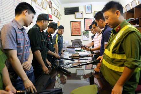 Mỗi tổ công tác đều được phân bổ các trinh sát tinh nhuệ nhất cùng các trang bị công cụ hỗ trợ trước giờ lên đường thực hiện nhiệm vụ.